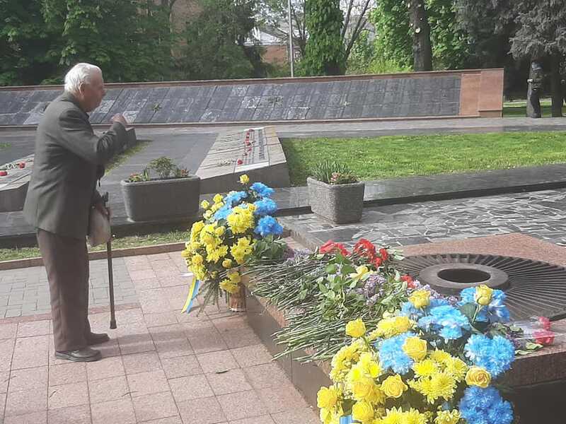 9 травня у Вінниці з одним “колорадом” та міні-сварками. Ветеранів було мало, але вони у свої 93+ таки прийшли! (відео)