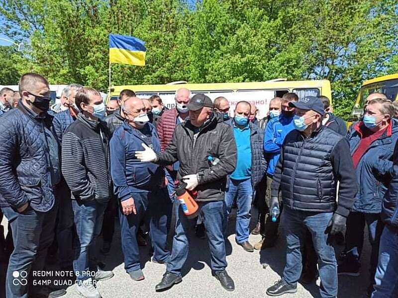 Масовий Великдень під церквами МП і торгівлю «Епіцентрі» нагадали водії заступнику губернатора, який приїхав у Писарівку розблокувати трасу М12 (відео)