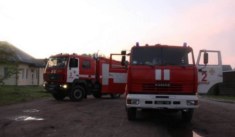 Пожежу в селі Комарів гасили 5 пожежних авто