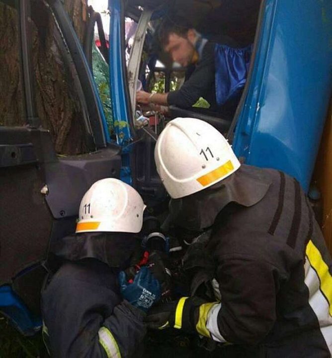 Після ДТП біля Махнівки водія із салону звільняли рятувальники (відео)