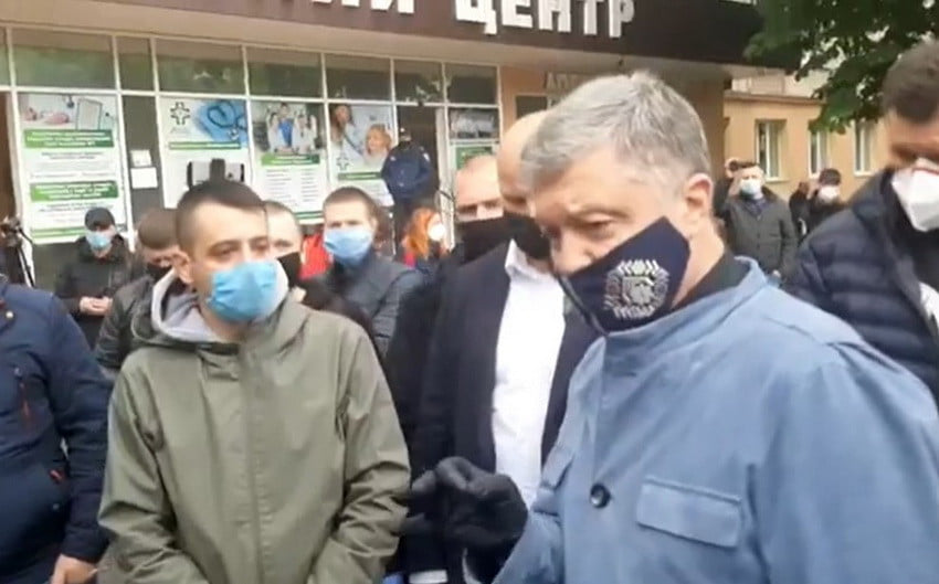 Порошенка у Вінниці атакували “шарікови” за 5000 тестів для медиків області (відео)