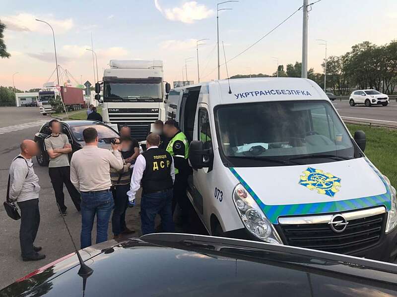 За побори із дальнобійників затримали групу Укртрансбезпеки