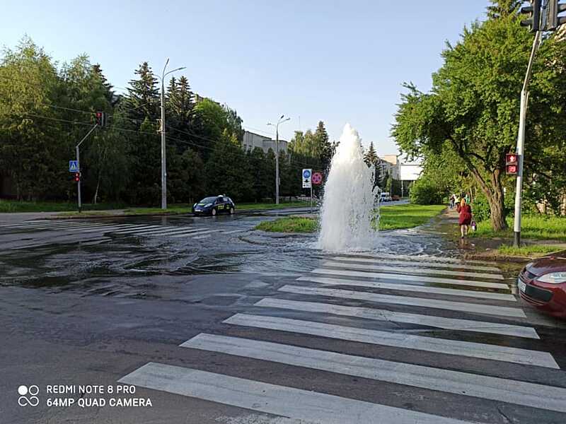 Ранковий душ на Вишеньці! Сьогодні вранці о 7 годині на перехресті Порика – Воїнів Інтернаціоналістів став прорив водогону! (відео)