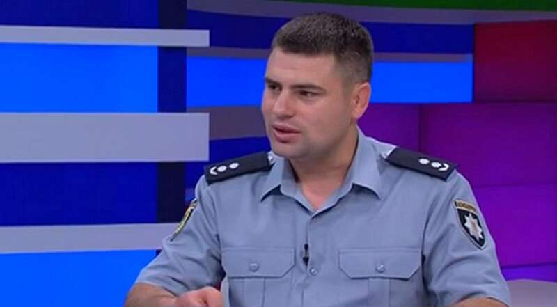 Пікетом і шинами у Вінниці обіцяли зустріти нового начальника поліції із Одеси «Ваню-мєнта»… Поки що під ГУНП лише дощ