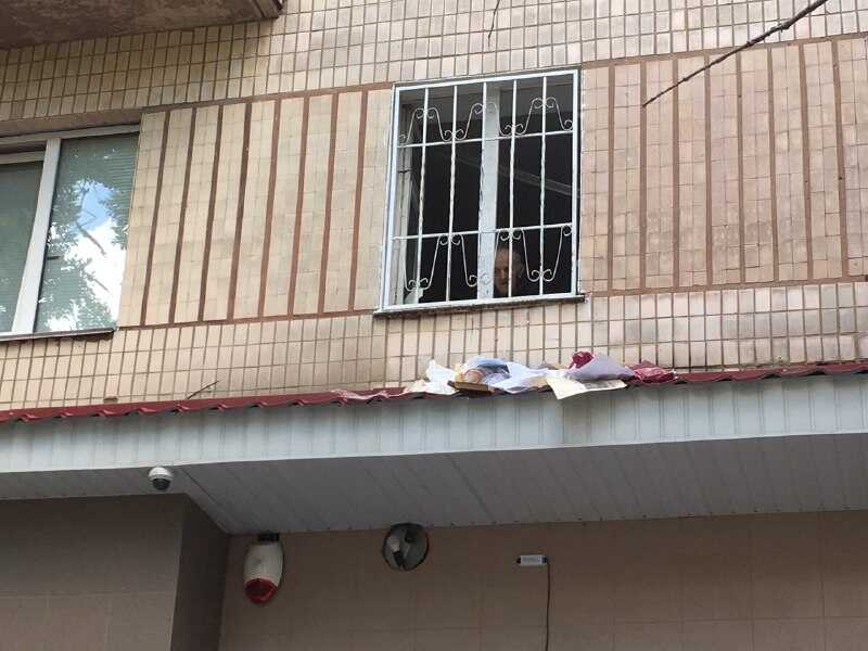 У Вінниці на проспекті Космонавтів навіжений пенсіонер з вікна розкидається власними документами (відео)