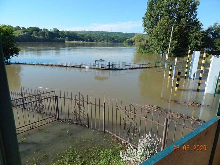 У Ямполі винна місцева влада, що затопило ці городи (відео)