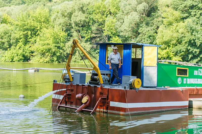 Роботи з очистки Південного Бугу продовжують у Вінниці (відео)