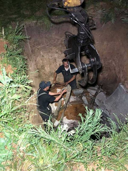 У Гайсинському районі ледь врятували корову, яка впала в каналізаційну яму