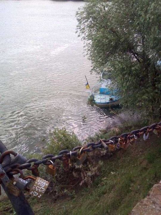 Слідчі шукають власника теплохода, який забруднив Дністер у Могилеві