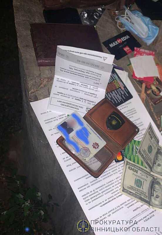 Вінницького поліцейського взяли з хабарем 5,5 тисячі доларів