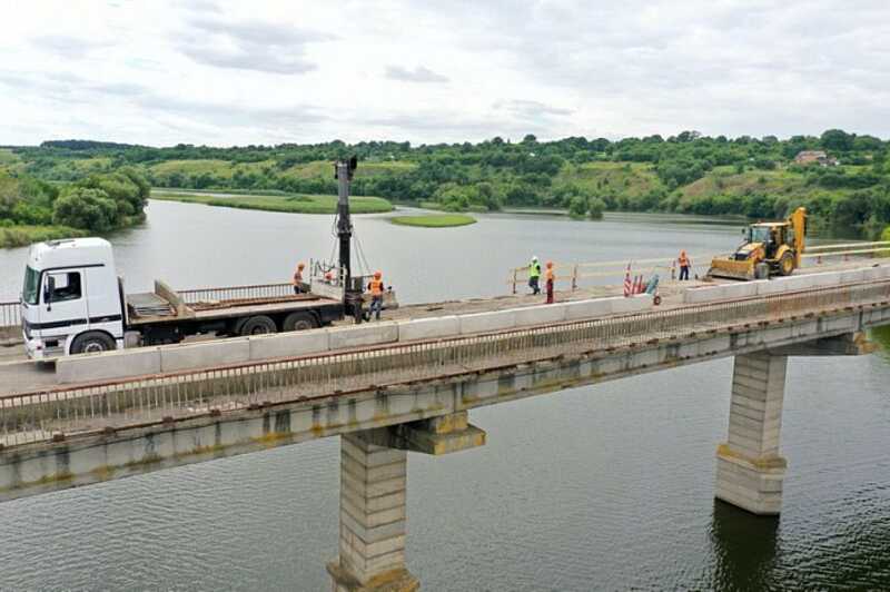 На Вінниччині продовжують ремонтувати міст у Немирівському районі