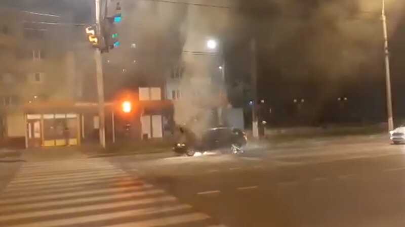 Загорілася машина на електромережі у Вінниці (відео)