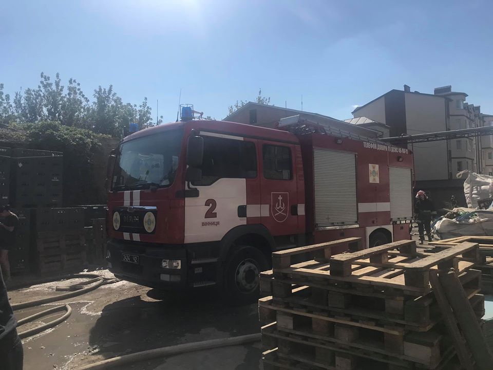 Вінницькі рятівники повідомляють, що пожежу на Чехова ліквідовано