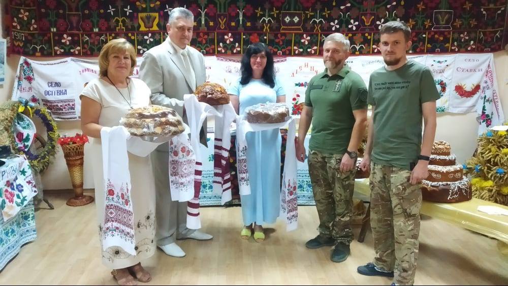 Бершадчани передали короваї бійцям на фронт