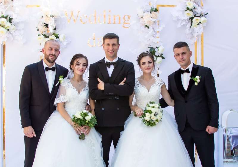 Унікальне весілля в Шаргороді – близнючки Аліна та Каріна одночасно вийшли заміж! Весілля вів Сашко Теренчук