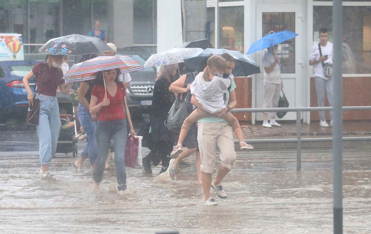 Вчора у Вінниці від негоди впало 19 дерев. Місто перетворилось на Венецію і стояло у пробках