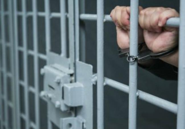 Довічник проколов іншого ножицями у колоніі