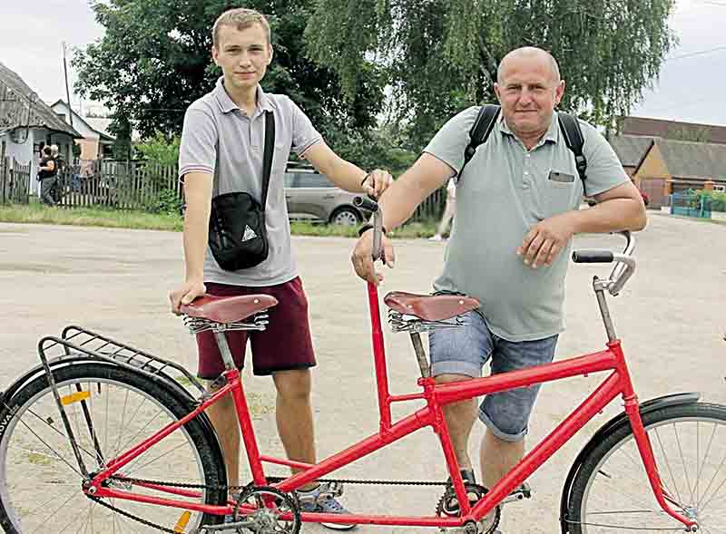 Батько і син змайстрували велотандем