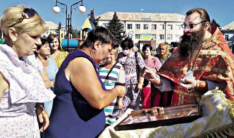 Чому віряни у Томашполі проводять молебні на вулиці?