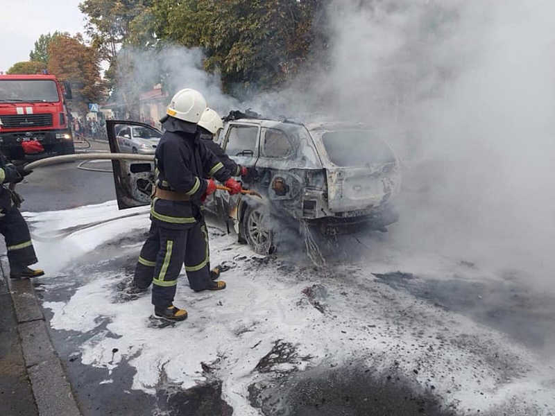 Гібрид поліції згорів у Козятині серед білого дня! Серед версій пожежі – самозаймання чи крадений бензин у багажнику?