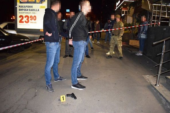 Розборки зі стрілянининою біля вінницького універмагу 