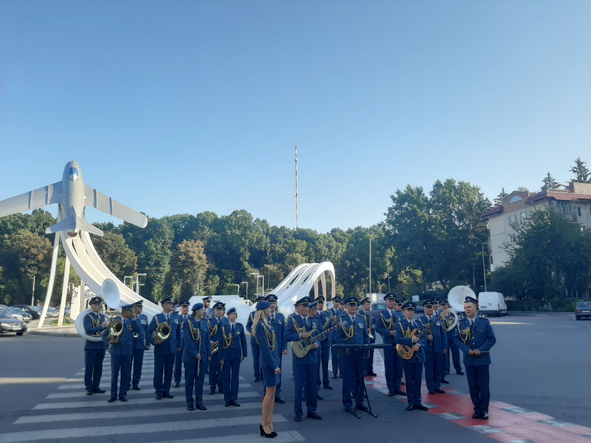 Ранкова фото сесія!  Військовий оркестр,   літак та сонце над Вінницею на площі Героя України Кості Могилко (відео)