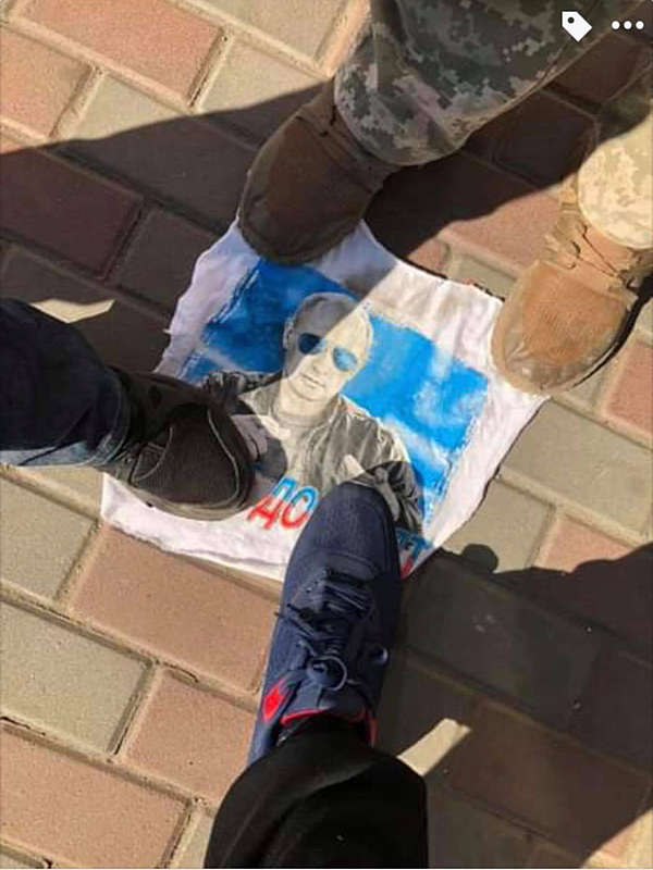 У Вінниці розтоптали футболку з портретом Путіна