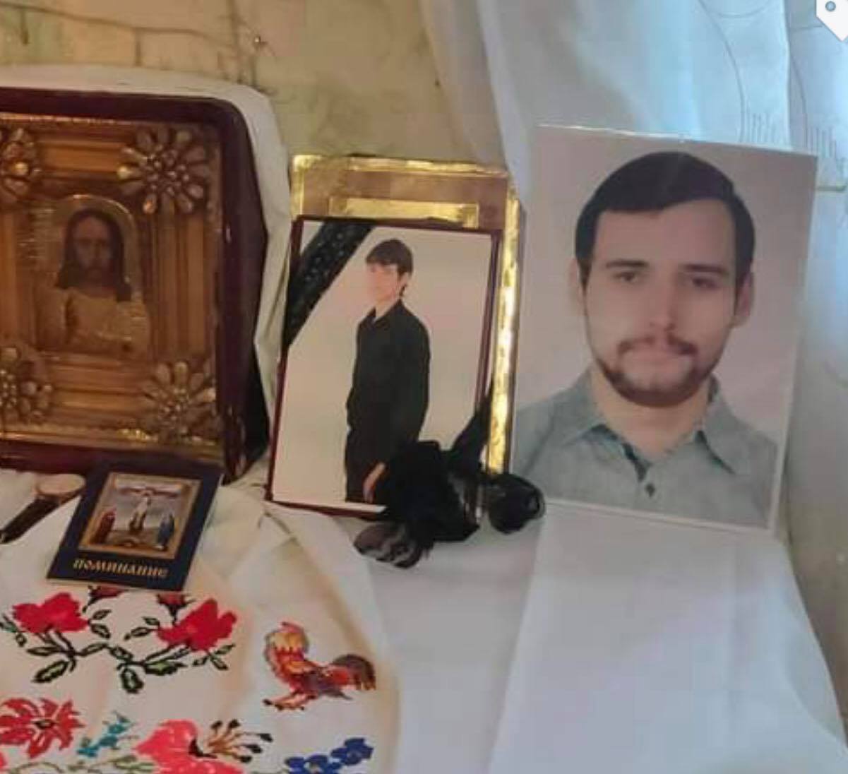 27-річного Євгена знайшли повішеним на зупинці у Жмеринці. Матір впевнена- сина вбили!