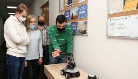 Вінницькі студенти створили робота, який вимірює температуру тіла людини