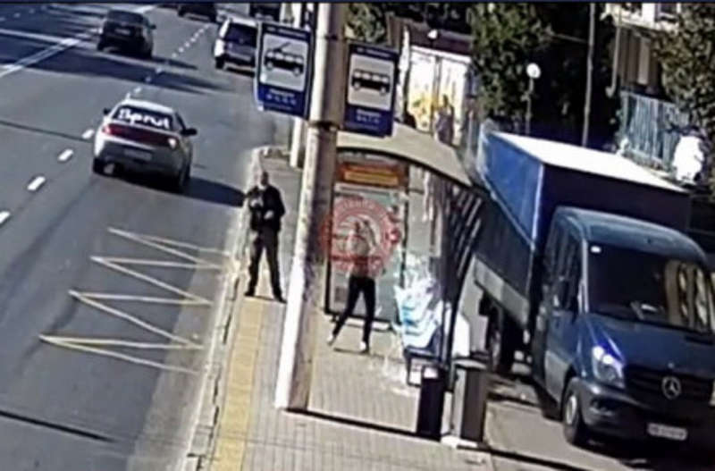Мерседес побив зупинку на вулиці Пирогова у Вінниці (відео)