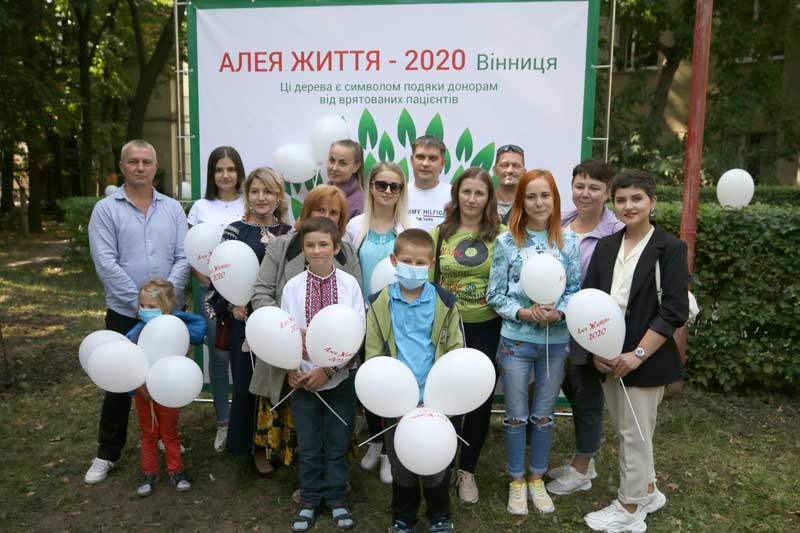 Посаджена на “Алеї життя” яблуня — це символ подяки за врятововане життя