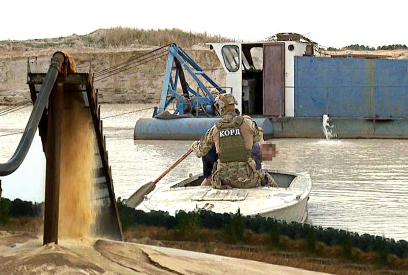 – Це вже не твоє! — сказали мені «рейдери» в погонах, які «шиють справу» на мільйони і вивезли екскаватор за $50 тисяч у невідомому напрямку, — зізнався батько голови Липовецької РДА після візиту спецназу в піщаний кар’єр