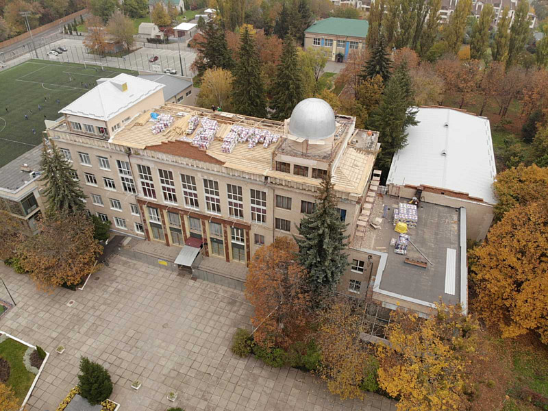 У будівлі Палацу дітей та юнацтва ремонтують дах