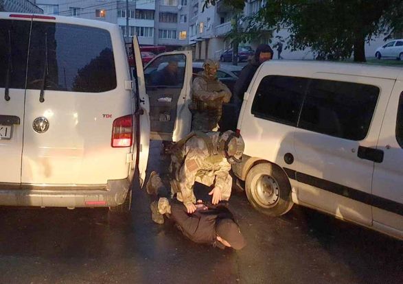 Вінницькі поліцейські затримали злочинну групу квартирних злодіїв, які підозрюються у ряді крадіжок по всій Україні