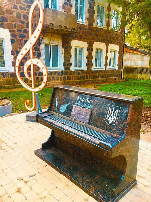 Гранітне піаніно замість пам’ятника Леніну встановили у Гнівані