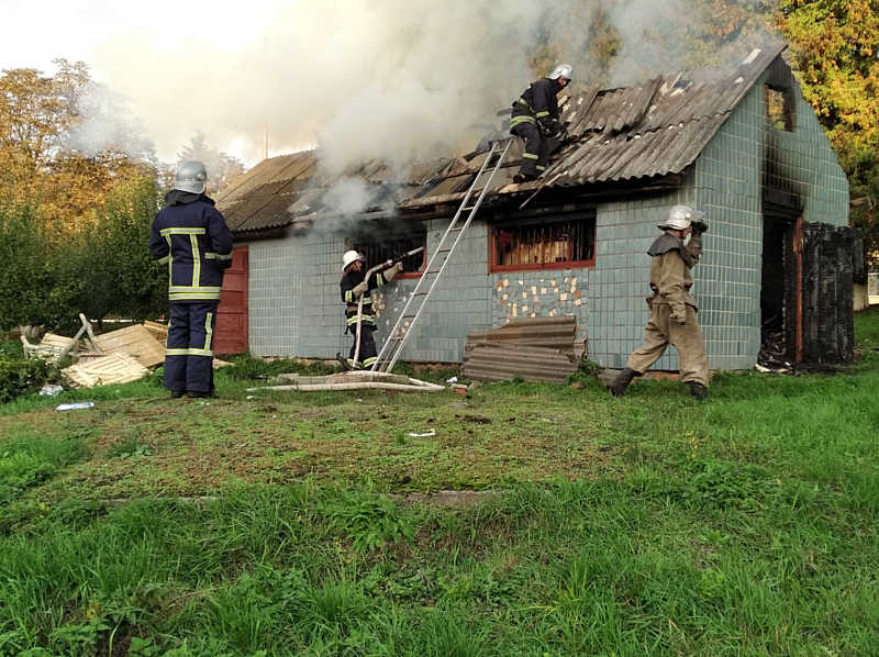 В Оратові біля школи сталася пожежа