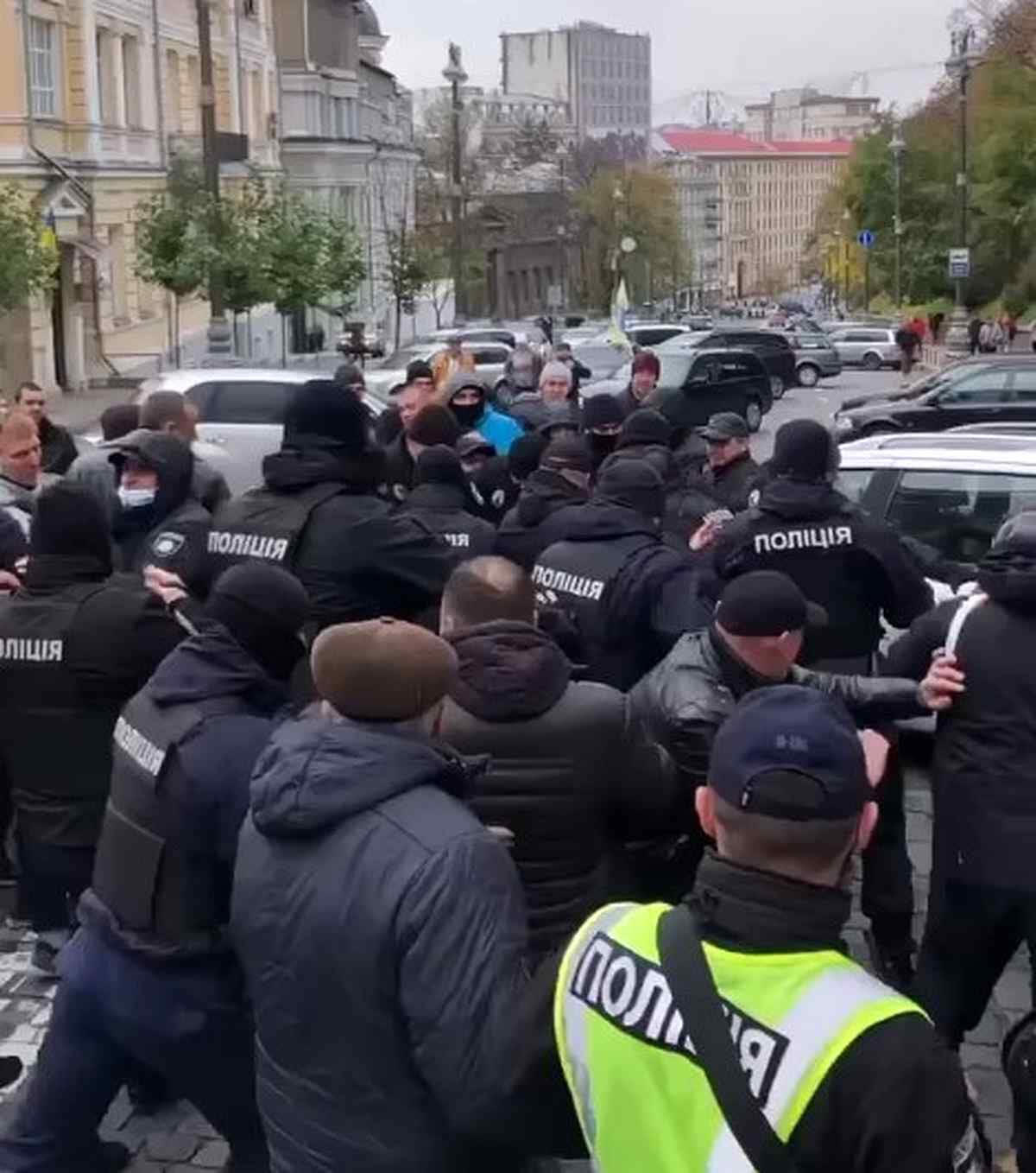 Вінницьких власників “євроблях” побили правоохоронці біля Верховної Ради України