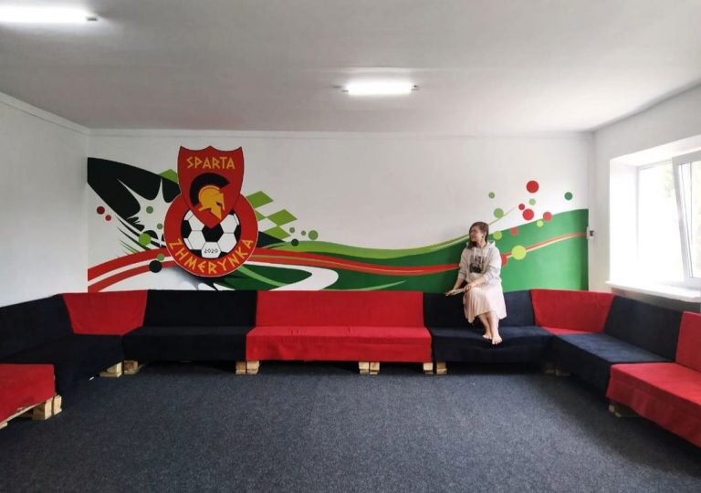 Жмеринська художниця розмалювала стіни місцевої спортивної школи