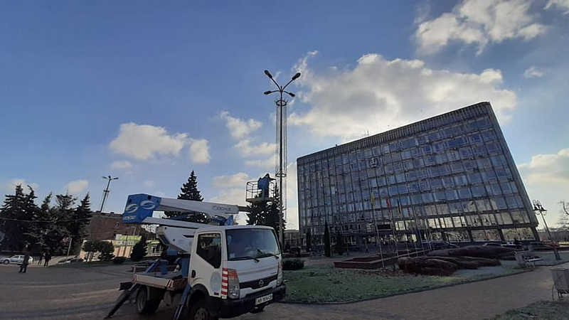 За крок до зими у Вінниці монтують святкову ілюмінацію (відео)