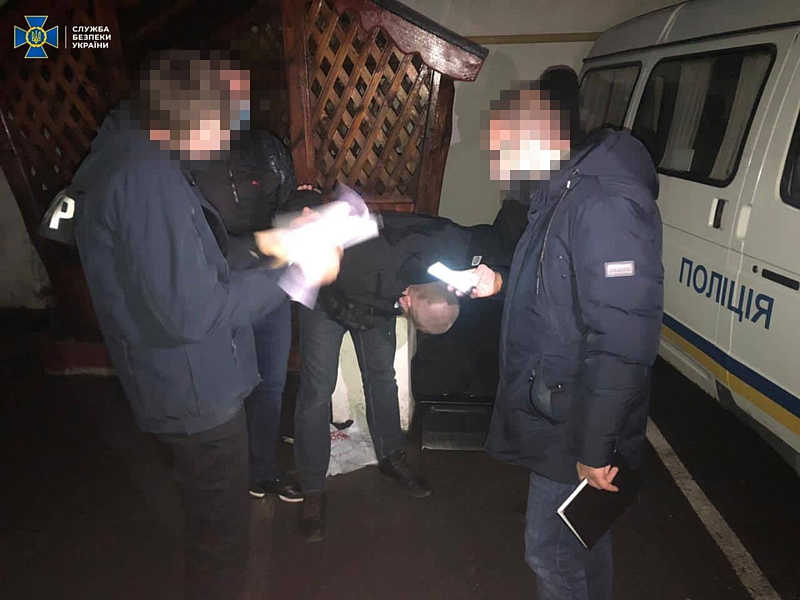 На Вінниччині СБУ викрила на хабарі двох старших уповноважених поліції. Один вже під арештом