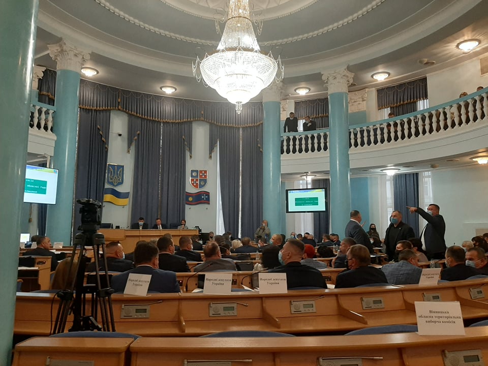 Сесія облради у Вінниці, як “колгоспні збори” – депутати  голосують руками і рахують на папірці (відео)