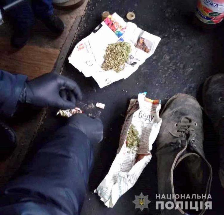 Кілограм марихуани знайшли дільничні поліцейські у трьох жителів Тиврівського району