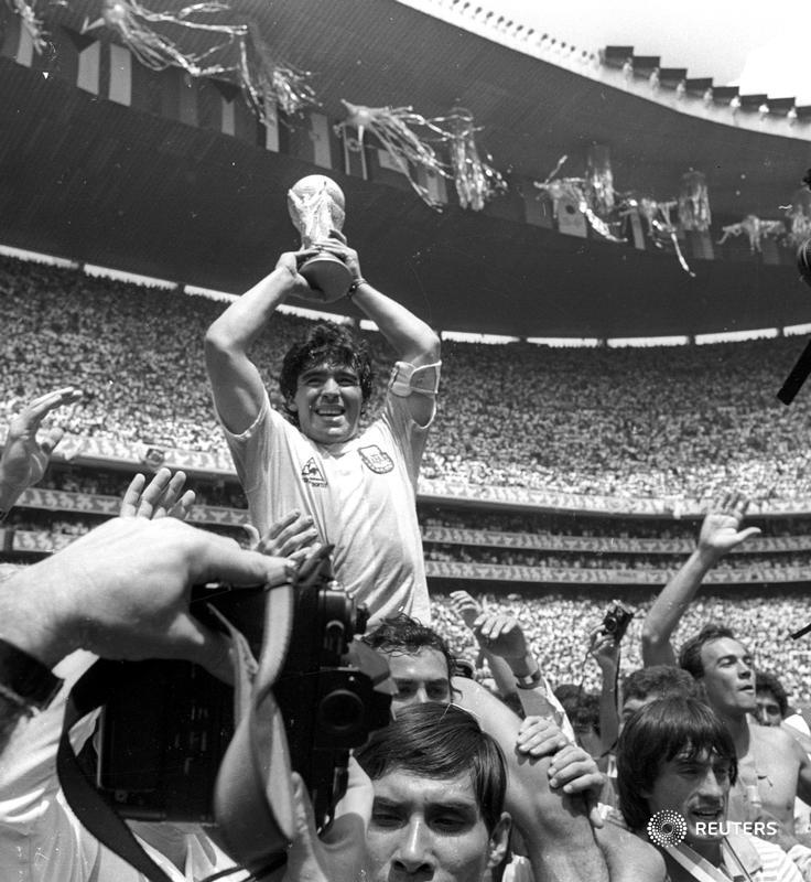 Мільйон людей прийдуть на прощання із легендарним футболістом  Марадоною в Аргентині