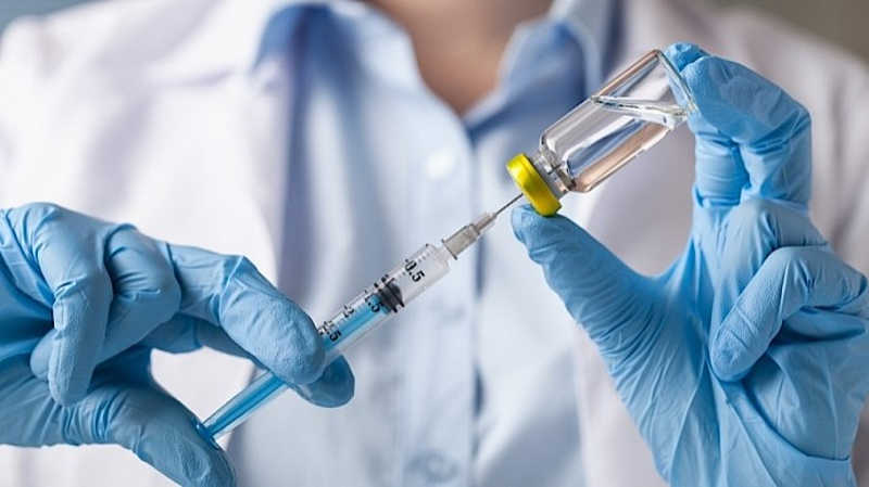 Вакцина проти COVID-19 не за горами, адже перші проміжні результати у масштабних випробуваннях показують, що продукт Pfizer та BioNTech на 90% ефективний, заявляє виробник препарату