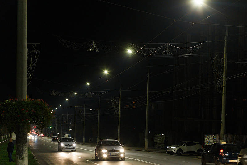 По вулиці Пирогова з запланованих 180 світильників вже замінено на сучасні діодні 150 штук