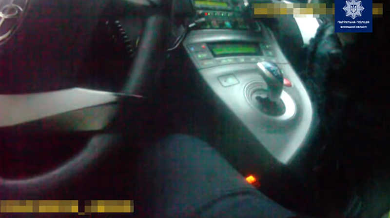 Чоловік втратив память за кермом. Патрульні поліцейські допомогли (відео)