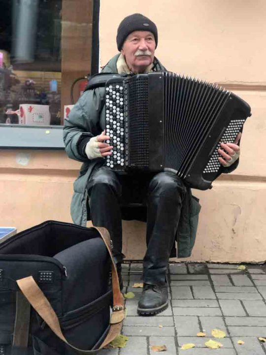 Викладач університету став вуличним музикантом у Вінниці