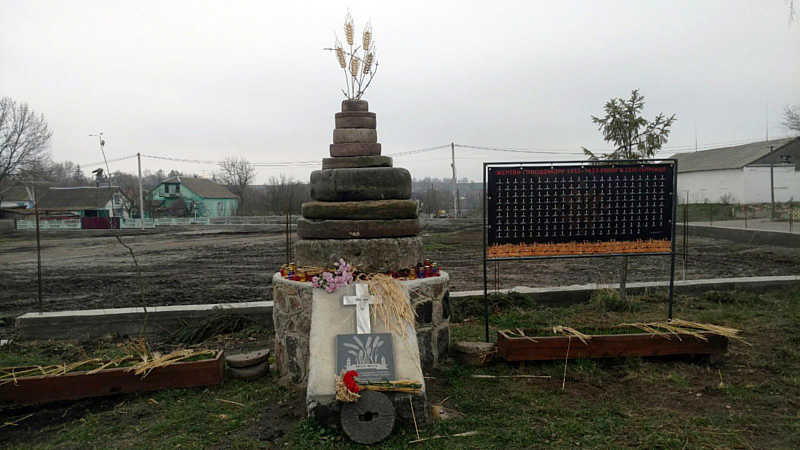 На Вінниччині відкрили монумент пам’яті жертвам Голодомору. В селі зберігся унікальний експонат – пломба від вагону, яким вивозили зерно