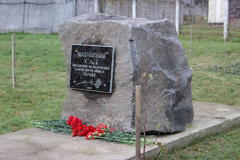 Дошку на честь загиблих на Сході та таборі “Шталаг” відкрили у Вінниці