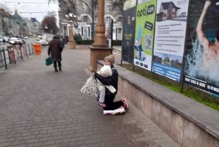 Вінничанка жебракувала з малою дитиною в Тернополі